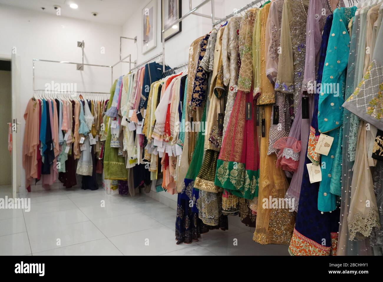 Vestiti indiani colorati immagini e fotografie stock ad alta risoluzione Alamy