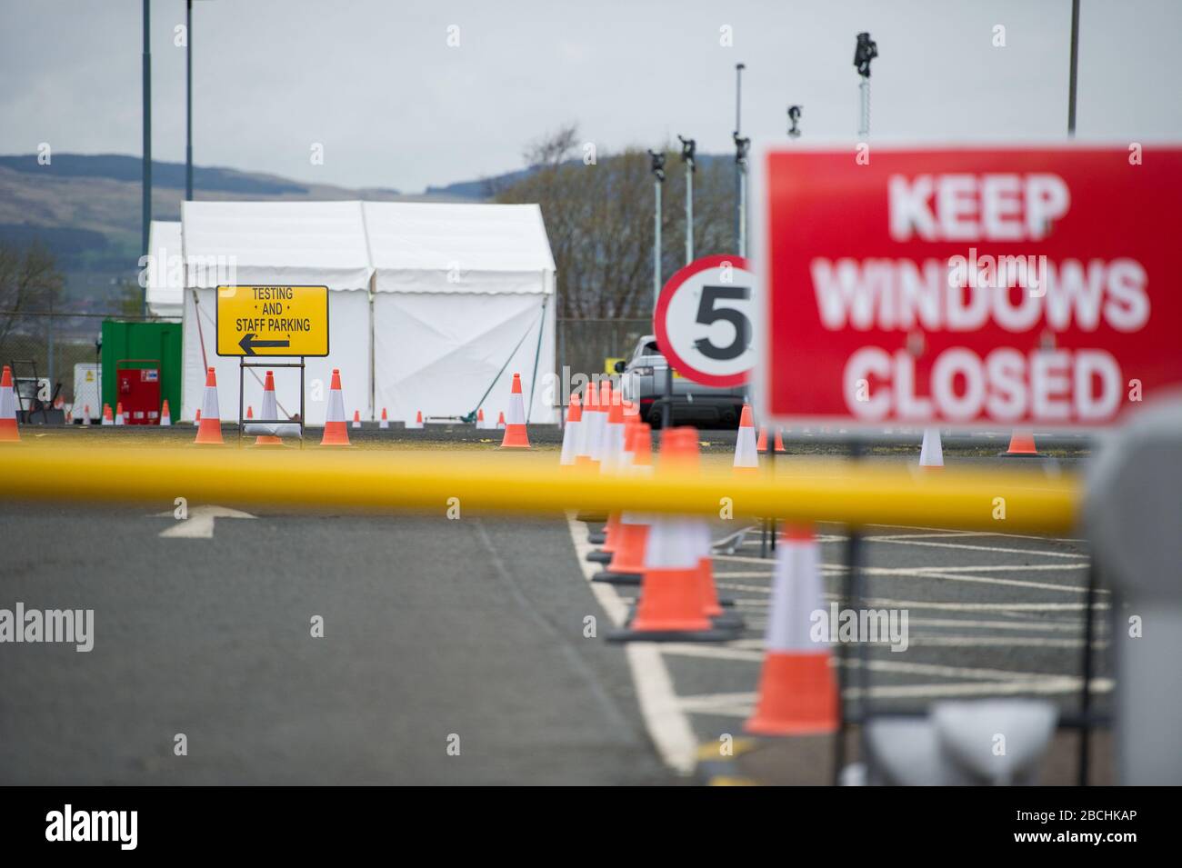 Glasgow, Regno Unito. 4th Apr, 2020. Nella foto: Nuovo centro di test con coronavirus (covid19) in stile drive-thru da aprire domani. Situato presso il parcheggio per lunghi soggiorni dell'Aeroporto di Glasgow, trasformato in un centro di test mobile in stile drive-through per supportare la risposta pandemica di |Scottish Governments Covid-19. Credito: Colin Fisher/Alamy Live News Foto Stock