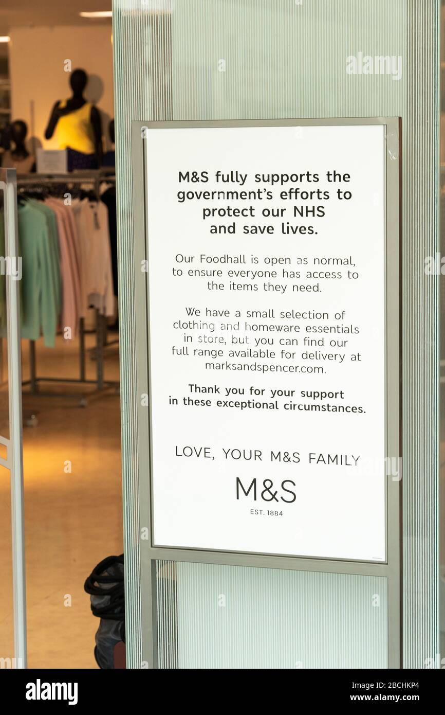 Un poster in Marks and Spencer (M&S) che sostiene gli sforzi del governo per proteggere l'NHS e salvare vite umane durante la pandemia Coronavirus Covid-19, Regno Unito Foto Stock