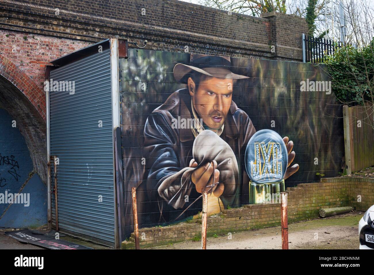Street art sul muro di un edificio nelle strade secondarie di Pengé, Londra sud, Regno Unito Foto Stock