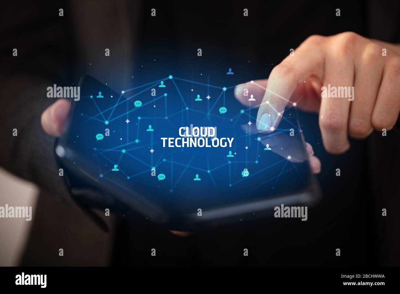 Imprenditore tenendo un smartphone pieghevole con tecnologia cloud iscrizione, nuovo concetto tecnologico Foto Stock