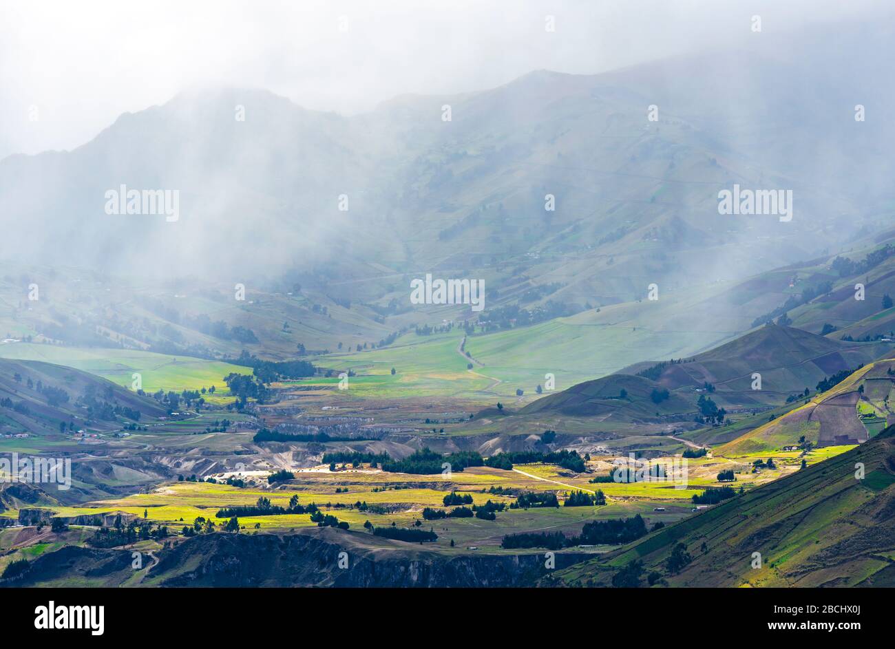Campi agricoli in una valle illuminata sotto la pioggia, Quilotoa, a sud di Quito, Ecuador. Foto Stock