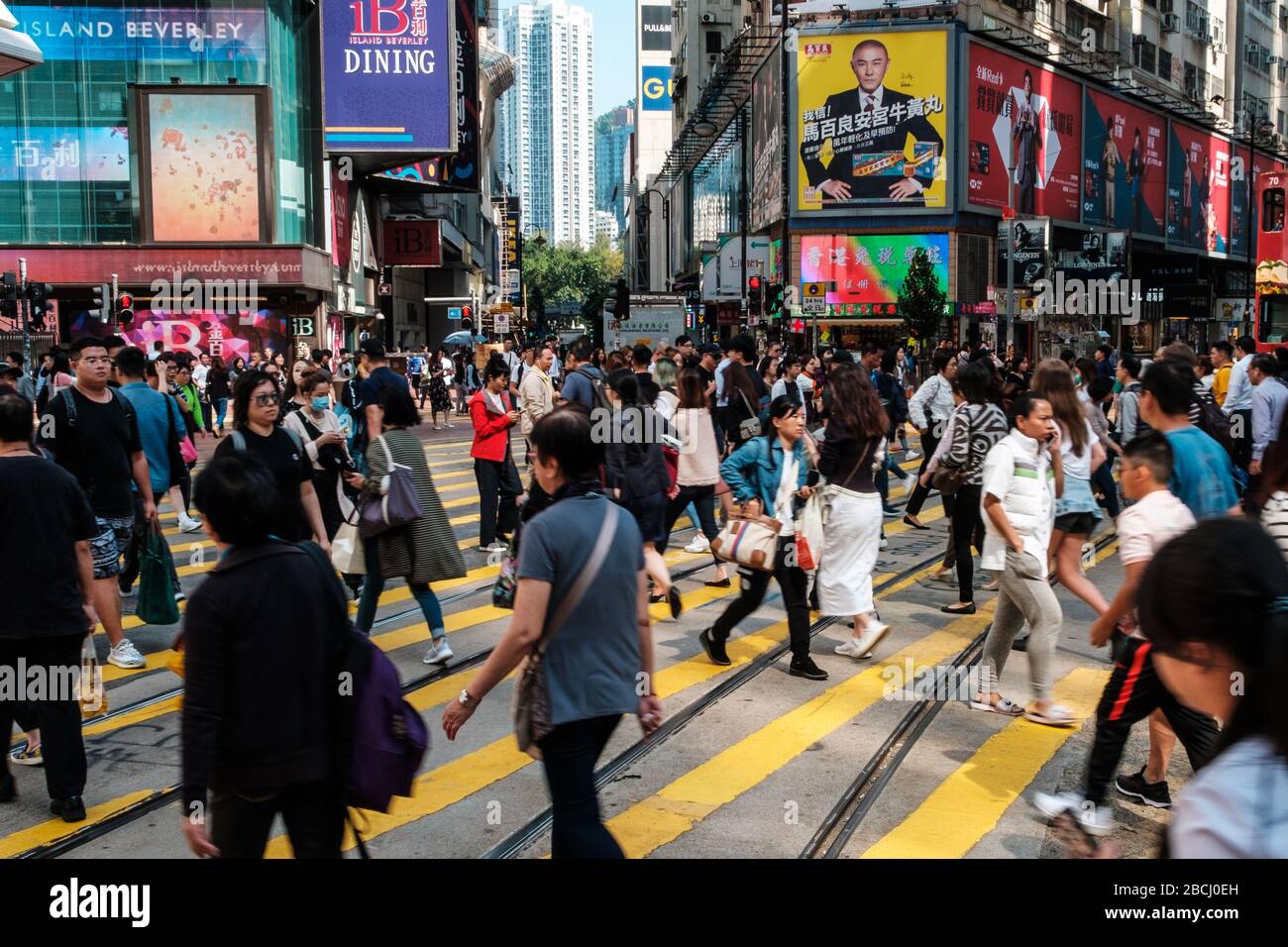 Hong Kong - Novembre 2019: Folla di persone che attraversano la strada nel quartiere dello shopping (Causeway Bay) di Hong Kong Foto Stock