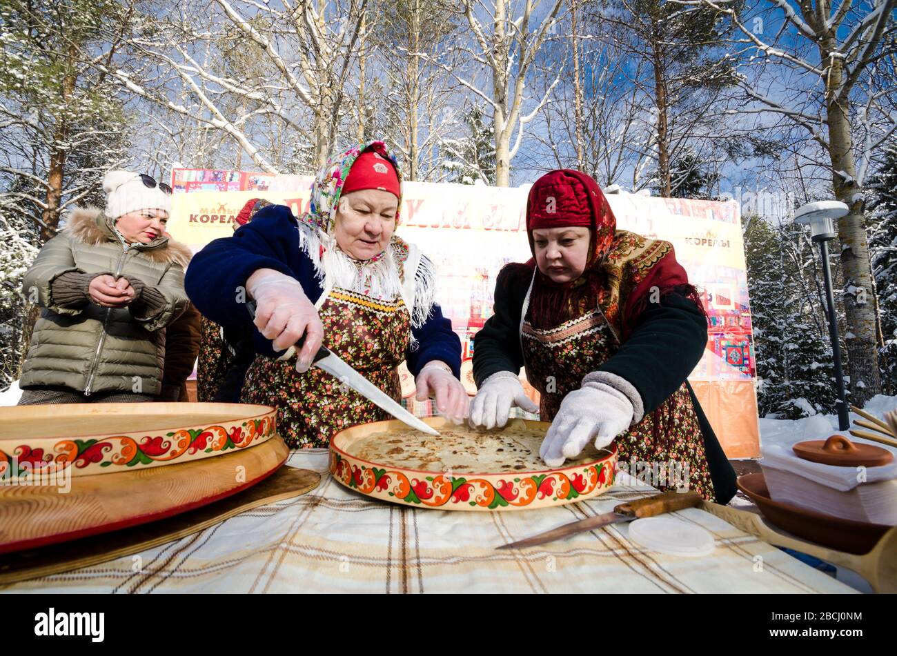 Malye Korely. Vedere l'inverno nel museo 'piccolo Korely'. Settimana di pancake. Pancake da cucina. Russia, regione di Arkhangelsk Foto Stock