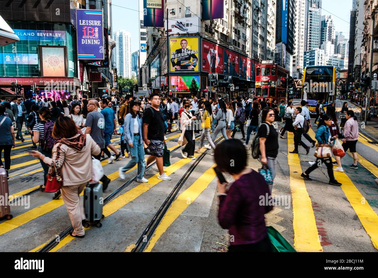 Hong Kong - Novembre 2019: Folla di persone che attraversano la strada nel quartiere dello shopping (Causeway Bay) di Hong Kong Foto Stock