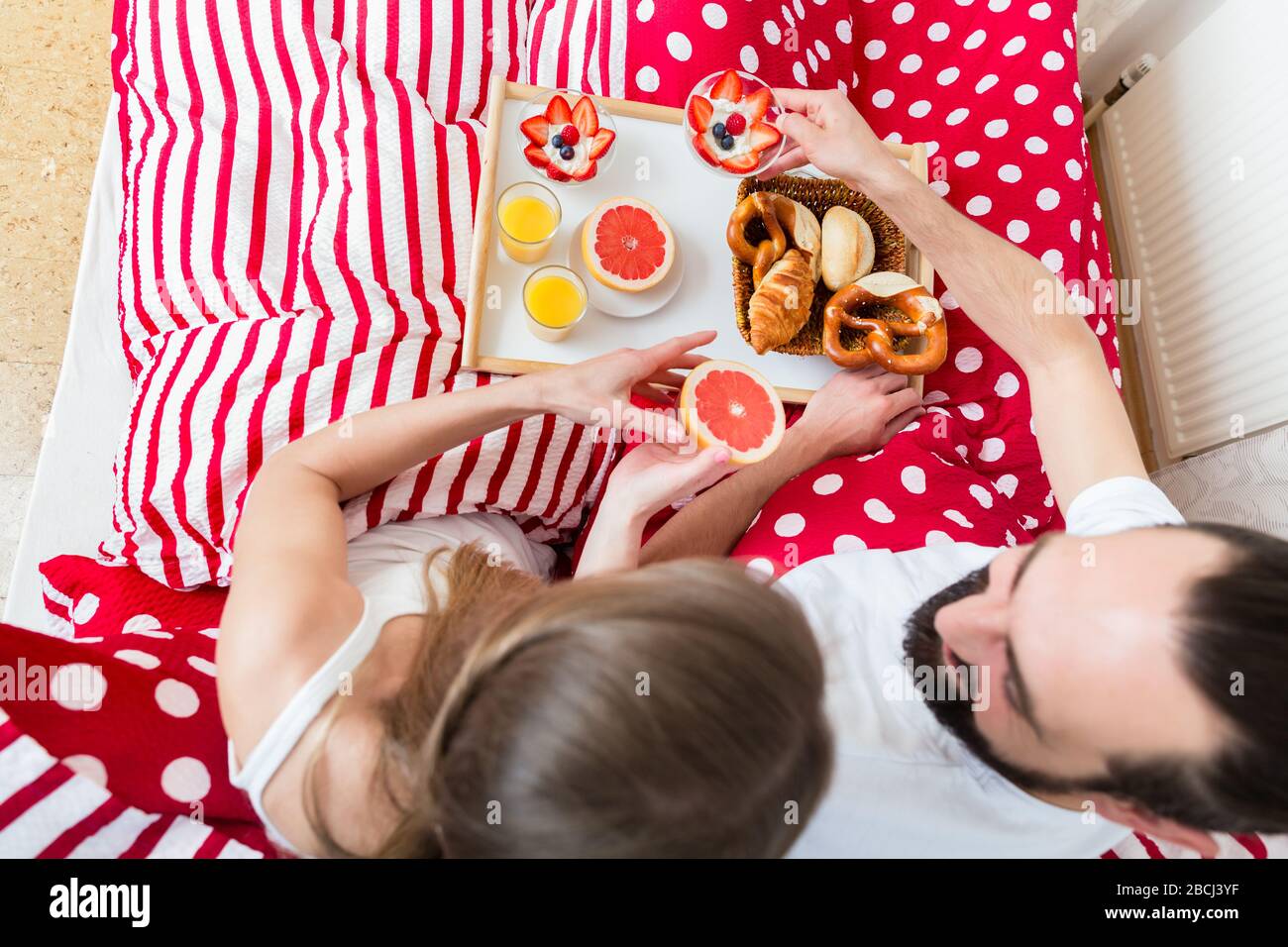 Giovane coppia che ha colazione dentro Foto Stock