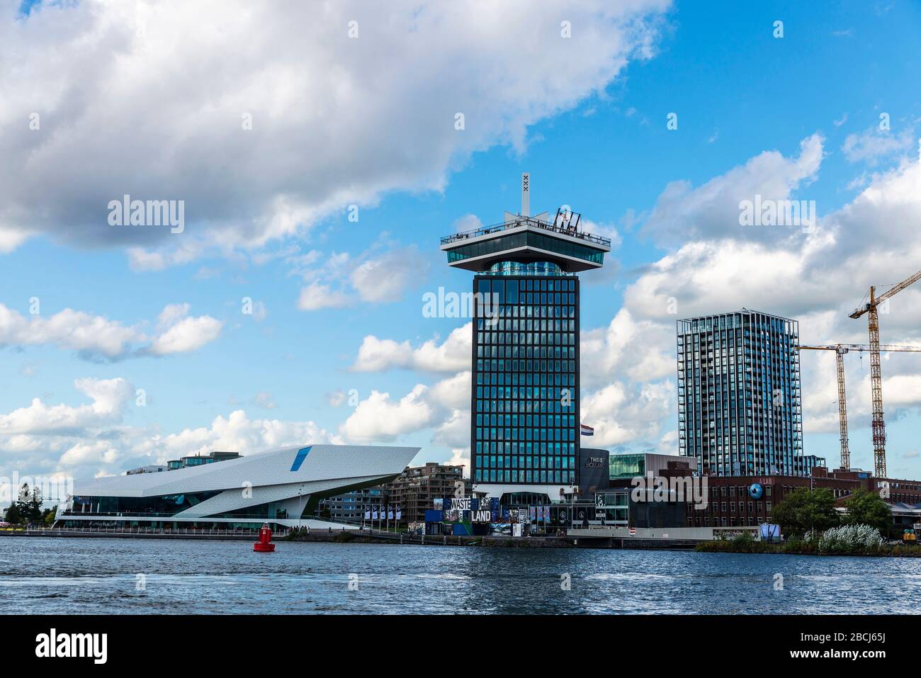 Amsterdam, Paesi Bassi - 7 settembre 2018: Eye Filmmuseum e A'DAM Lookout nel quartiere Overhoeks di Amsterdam, Paesi Bassi Foto Stock