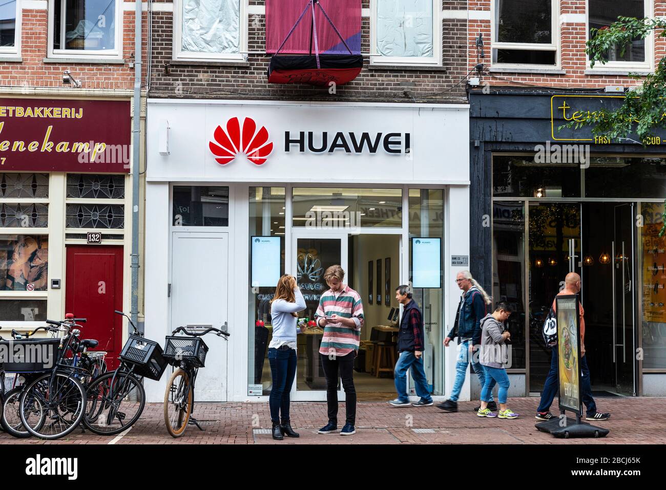 Amsterdam, Paesi Bassi - 9 settembre 2018: Ingresso a un negozio Huawei con persone intorno ad Amsterdam, Paesi Bassi Foto Stock