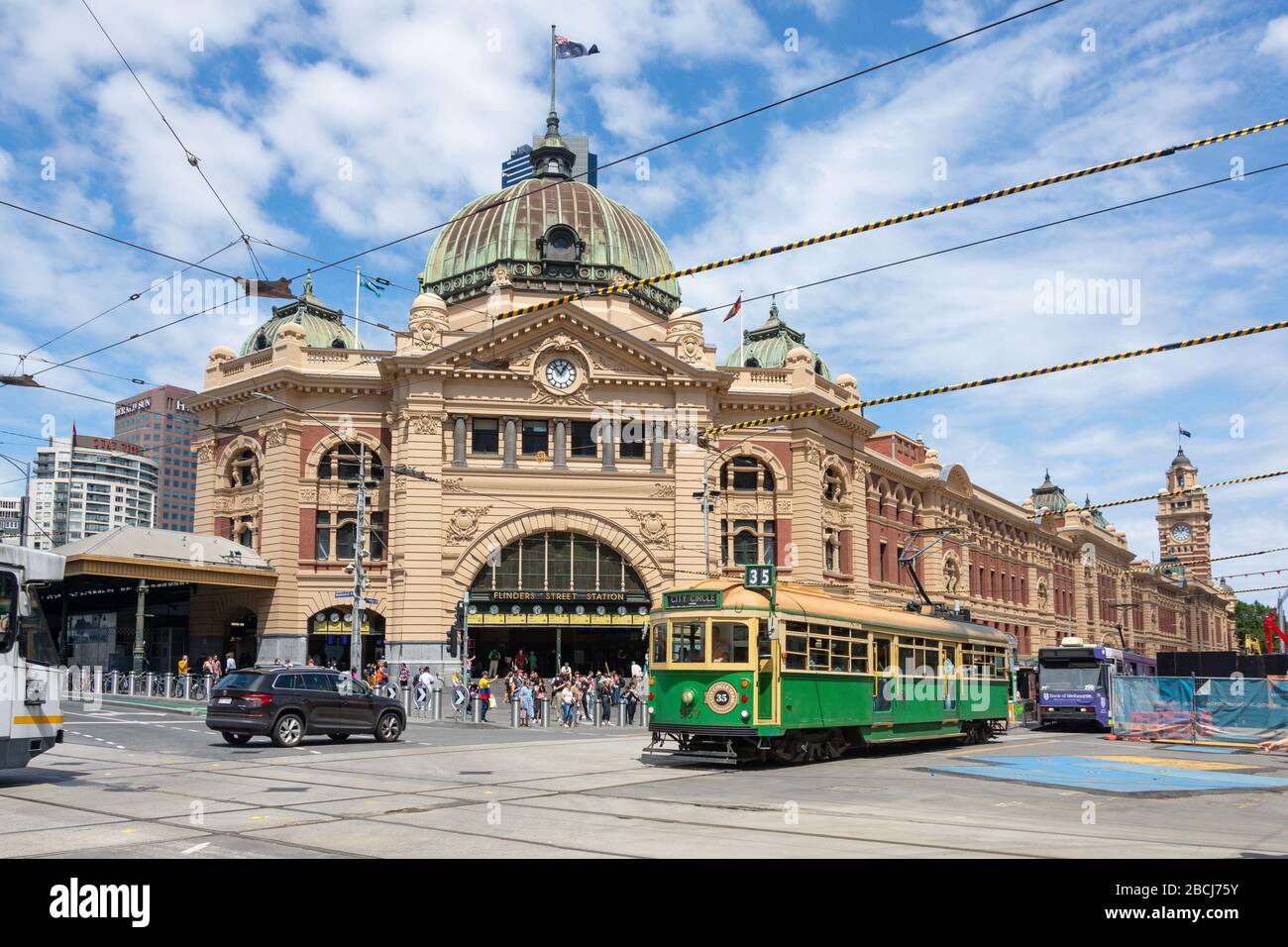 Tram tradizionale City Circle passando per la stazione di Flinders Street, Flinders Street, City Central, Melbourne, Victoria, Australia Foto Stock