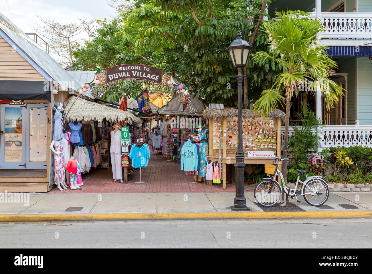 La mattina presto, i negozi del Duval Village, a Keey West, Florida, sono pronti per gli affari. Foto Stock
