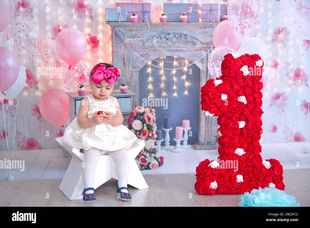 Arredamento primo compleanno. Il numero 1 sotto forma di pinata. Rosso  primo compleanno pinata . Decorazione interna per un bambino bambino  compleanno è 1 anno in ultra Foto stock - Alamy