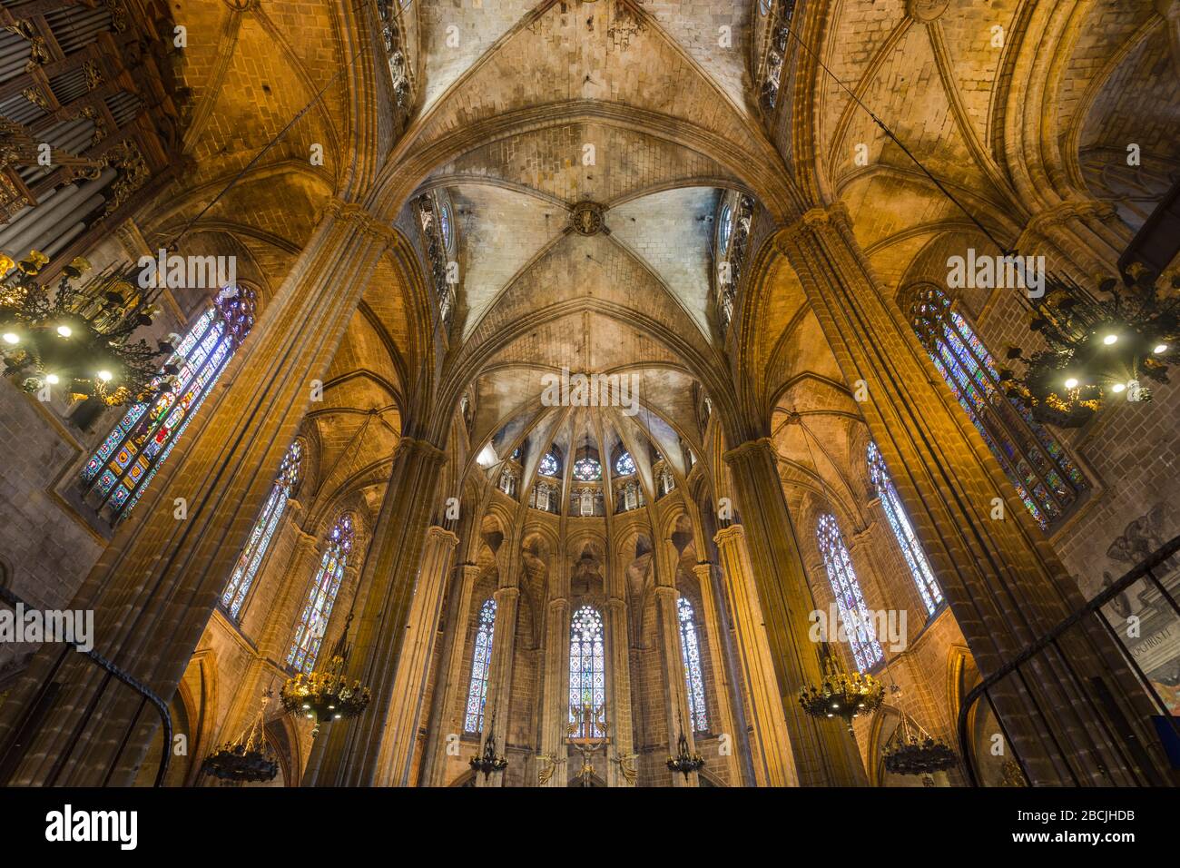 Vista interna delle volte a coste e della cupola all'interno di Santa Maria del Mar a Barcellona, Spagna Foto Stock