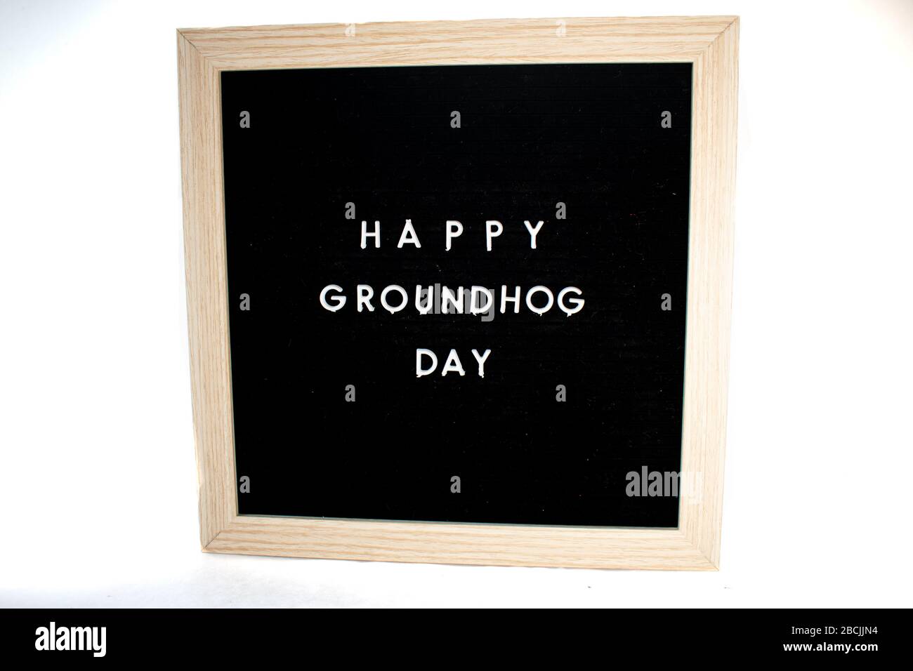 Un segno nero con lettere bianche che dice giorno felice di Groundhog su uno sfondo bianco Foto Stock