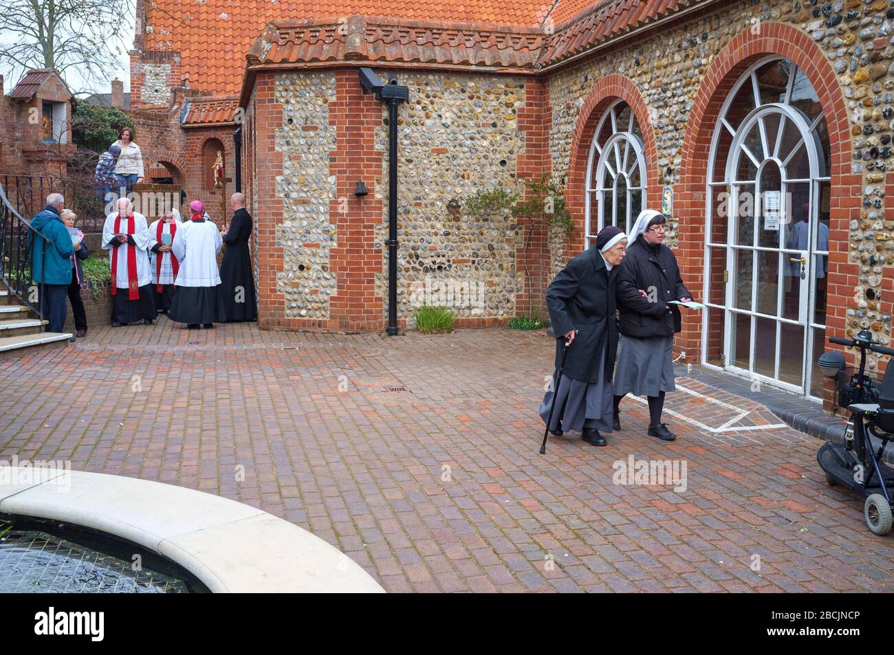 I pellegrini e i visitatori che partecipano alle stazioni della Croce camminano al Santuario di nostra Signora di Walsingham il Venerdì Santo per celebrare la storia di Cristo Foto Stock