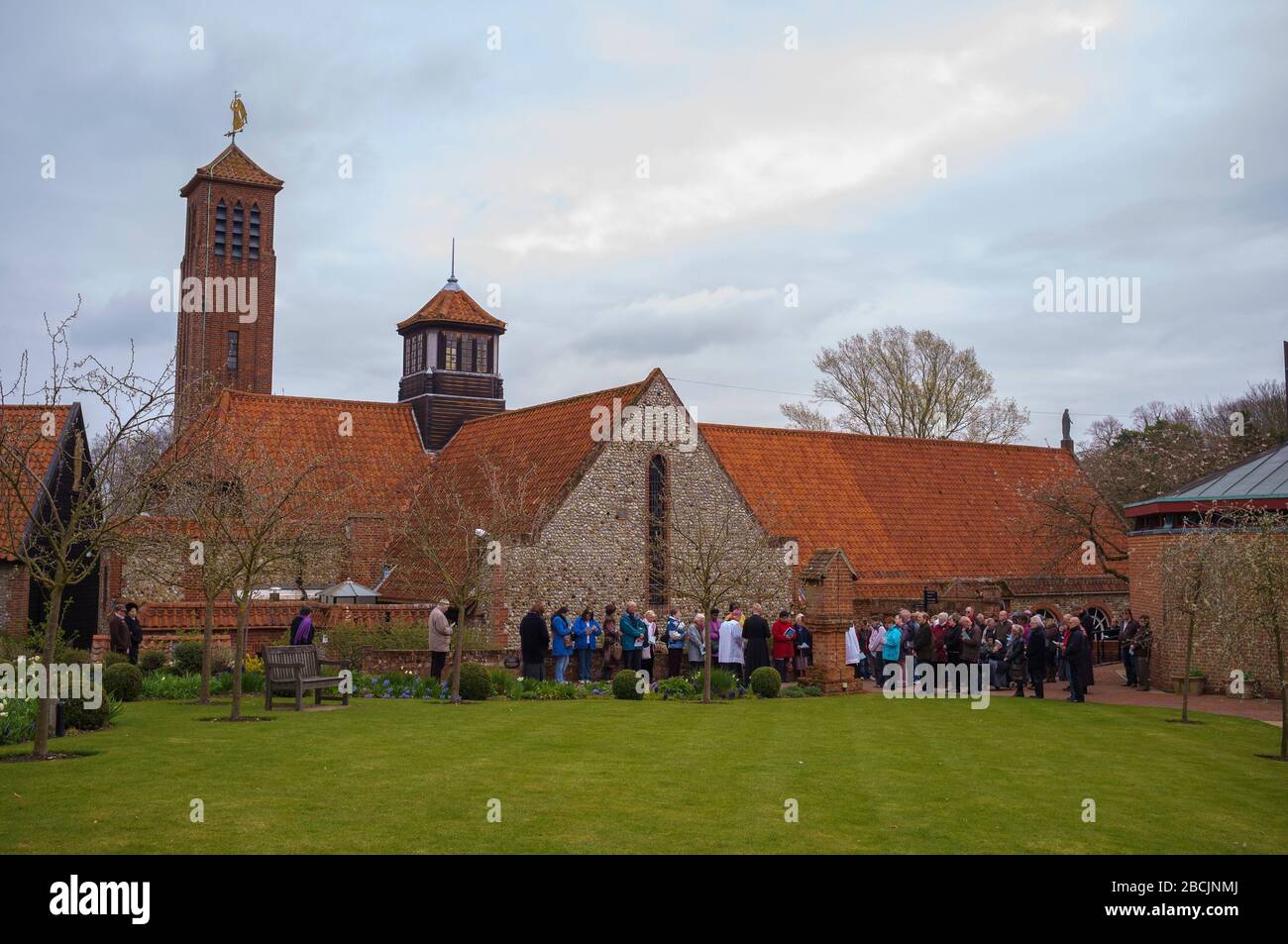 I pellegrini e i visitatori che partecipano alle stazioni della Croce camminano al Santuario di nostra Signora di Walsingham il Venerdì Santo per celebrare la storia di Cristo Foto Stock