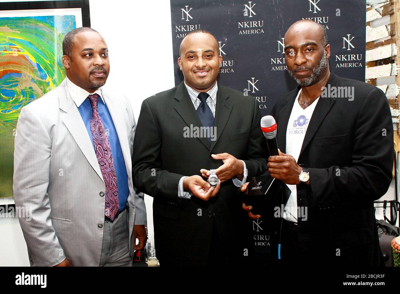 New York, NY, Stati Uniti. 16 giugno 2010. Guest, staff Writer for Amsterdam News, Cyril Josh Barker, orologiaio, Steven Richardson al Fudraiser Art of Horology cocktail presso la Galleria de Castellane. Credito: Steve Mack/Alamy Foto Stock New York, NY, Stati Uniti. 16 giugno 2010. Guest, staff Writer for Amsterdam News, Cyril Josh Barker, orologiaio, Steven Richardson al Fudraiser Art of Horology cocktail presso la Galleria de Castellane. Credito: Steve Mack/Alamy Foto Stock