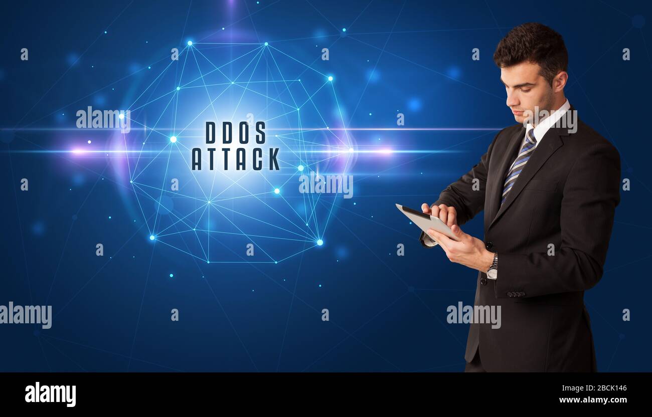Imprenditore a pensare a soluzioni di sicurezza con attacco DDOS iscrizione Foto Stock