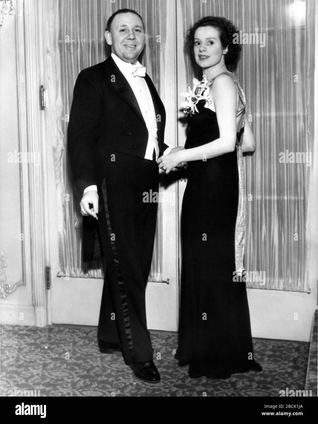 CHARLES LAUGHTON e sua moglie ELSA LANCHESTER arrivano al Mayfair Ball di Hollywood nel gennaio 1935 Foto Stock