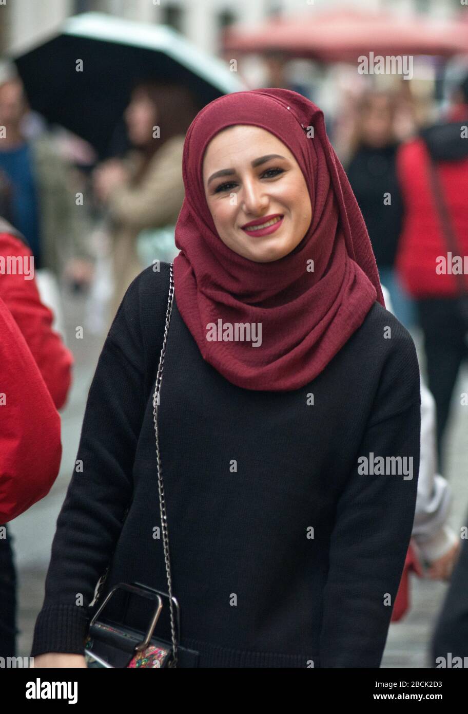 Una donna musulmana che indossa una pashmina e sorridente. Viale Istiklal, Istanbul. Turchia Foto Stock