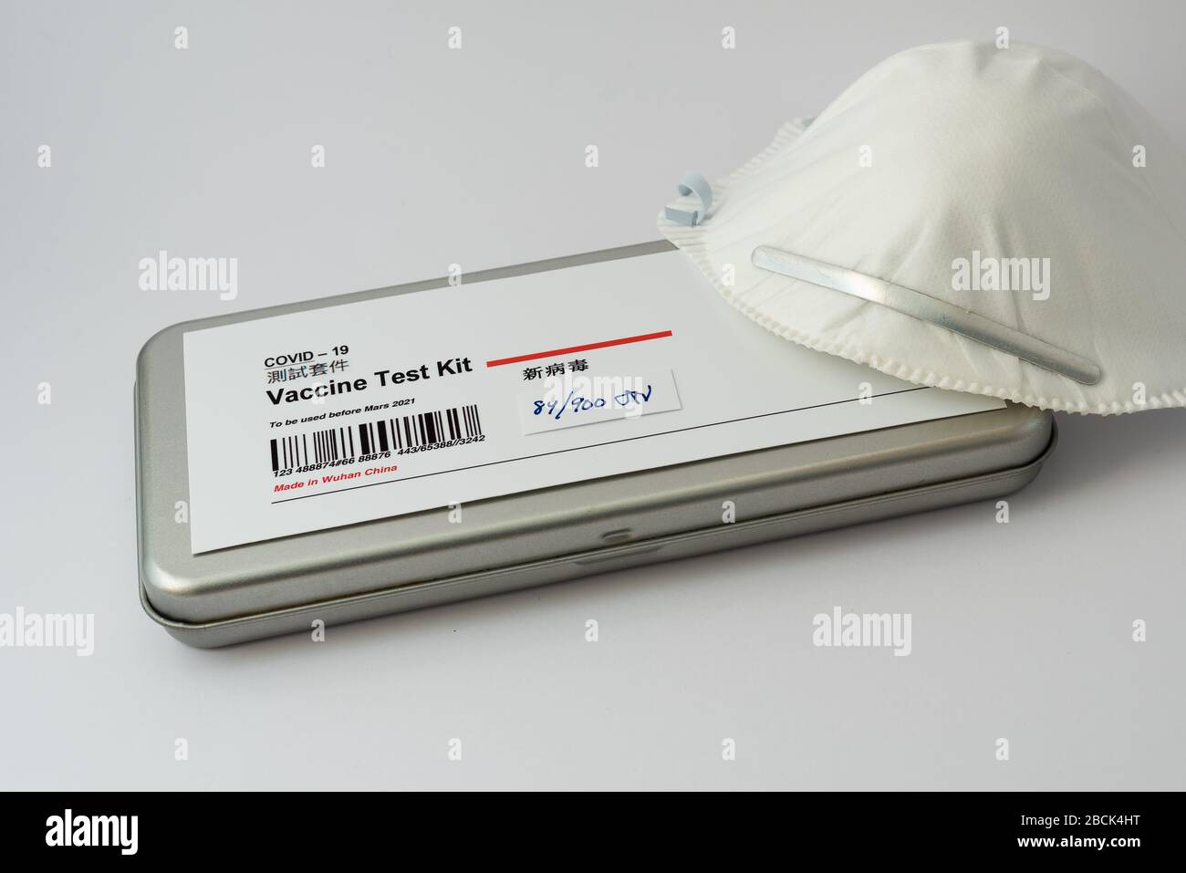 Kit di test per vaccini da Cina in una scatola metallica e una maschera bianca, Danimarca, 1 aprile 2020 Foto Stock