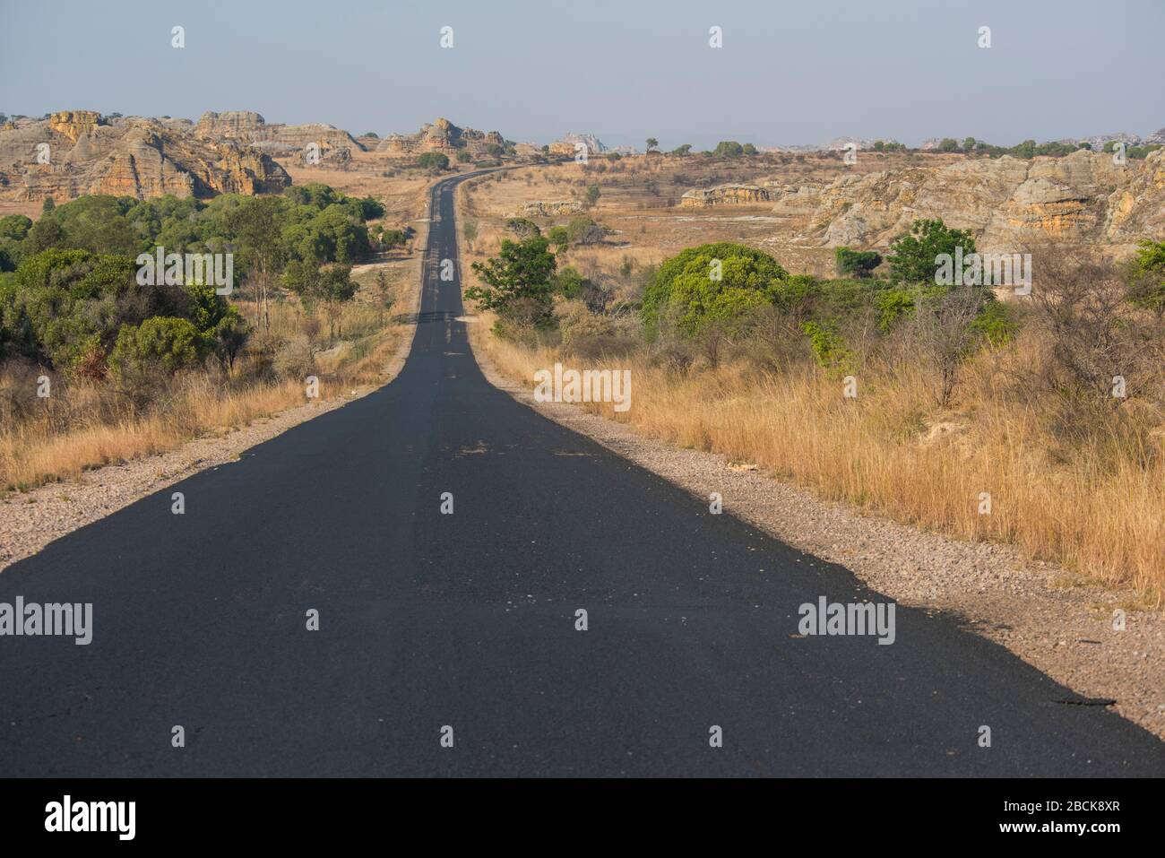 Africa, Madagascar, regione di Ilhorombe, Ilakaka. Radata pavimentata per la città. Uno dei più grandi giacimenti di zaffiro alluvionale conosciuti al mondo scoperto nel 1998. Foto Stock