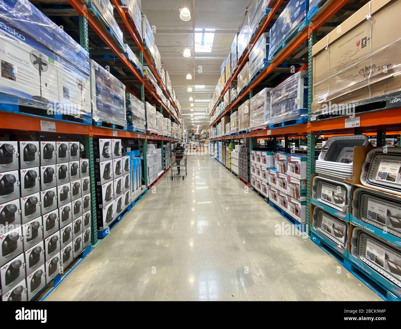 Ailse in un negozio Costco diversi prodotti. Costco Wholesale Corporation è il più grande club di magazzino degli Stati Uniti. . San Diego, Stati Uniti, aprile Foto Stock