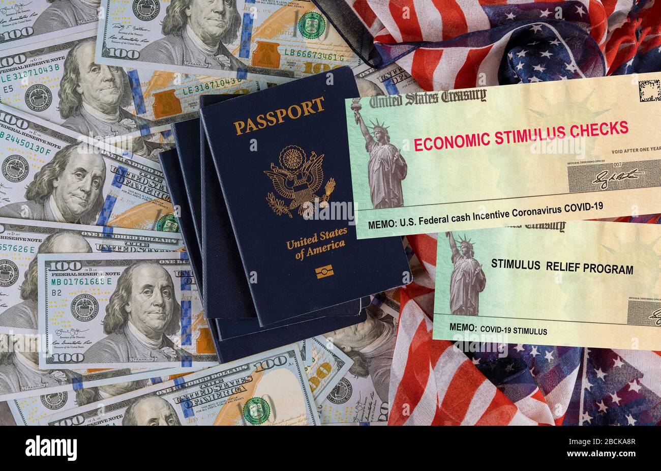 Banconota IN dollari AMERICANI sulla bandiera americana COVID-19 sulla pandemia globale blocco, pacchetto di stimoli finanziari governo per le persone Foto Stock