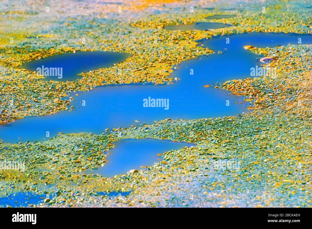Piccole pozzanghere trasformate in piccoli laghi colorati fantasy con tecnica HDR Foto Stock
