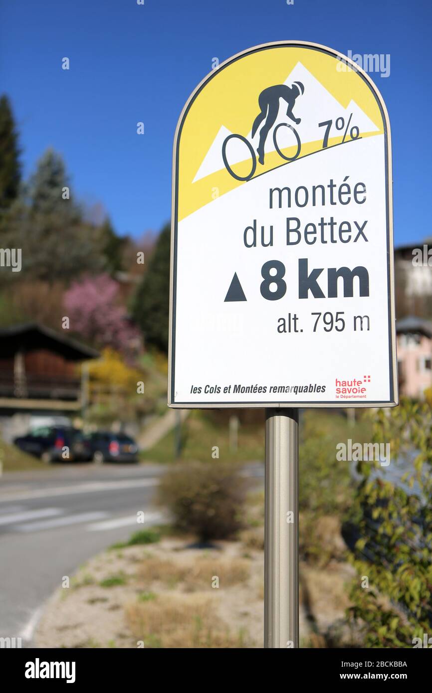 Montée du Bettex. 8 km. 7% de dénivelé. Altitudine 795 m. Ciclismo. Saint-Gervais-les-Bains. Alta Savoia. Francia. Foto Stock