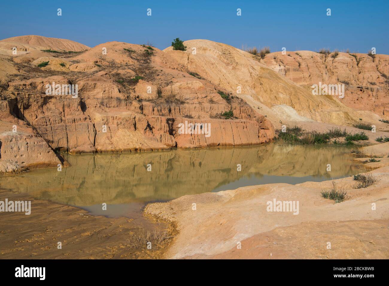 Africa, Madagascar, regione di Ilhorombe, Ilakaka. Uno dei più grandi giacimenti di zaffiro alluvionale conosciuti al mondo scoperto nel 1998. Uomini scavando per preciou Foto Stock