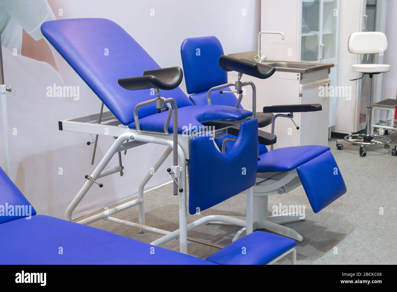 Nuova sedia ginecologica nella sala espositiva Foto Stock