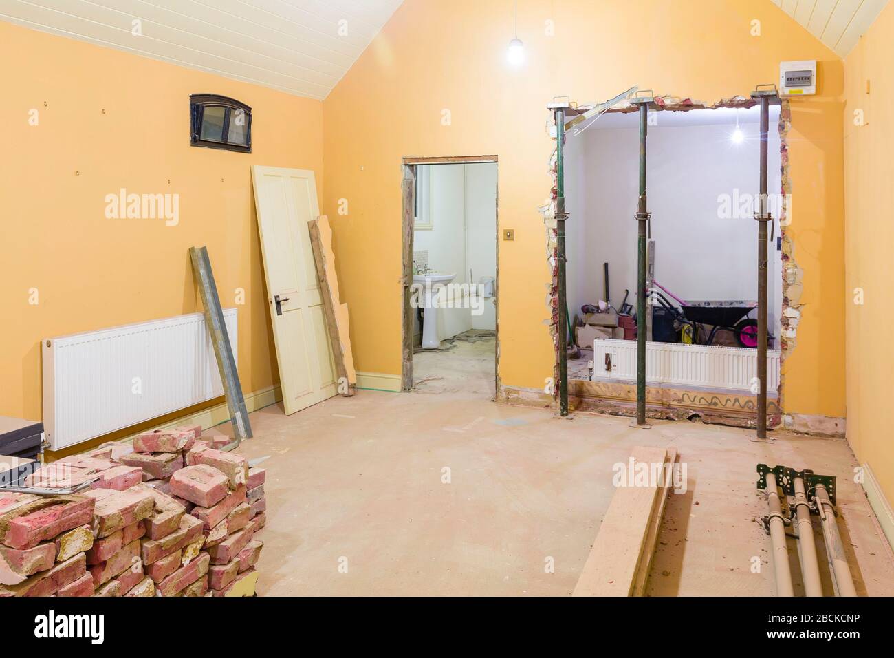 Lavori di costruzione e ristrutturazione degli interni di una camera durante la ristrutturazione di una casa britannica Foto Stock