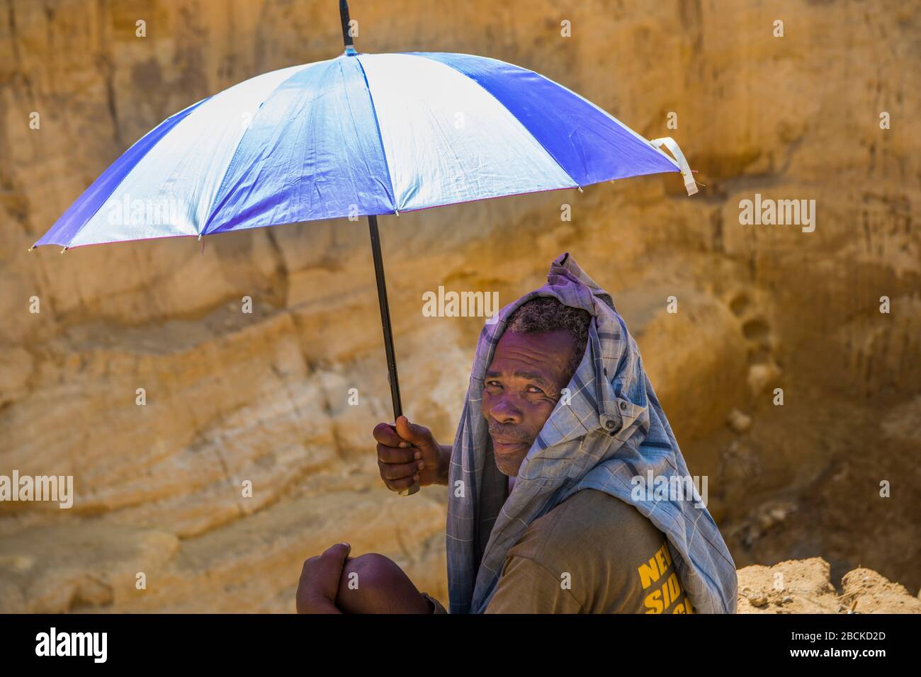 Africa, Madagascar, regione di Ilhorombe, Ilakaka. Uno dei più grandi giacimenti di zaffiro alluvionale conosciuti al mondo scoperto nel 1998. Uomini scavando per preciou Foto Stock