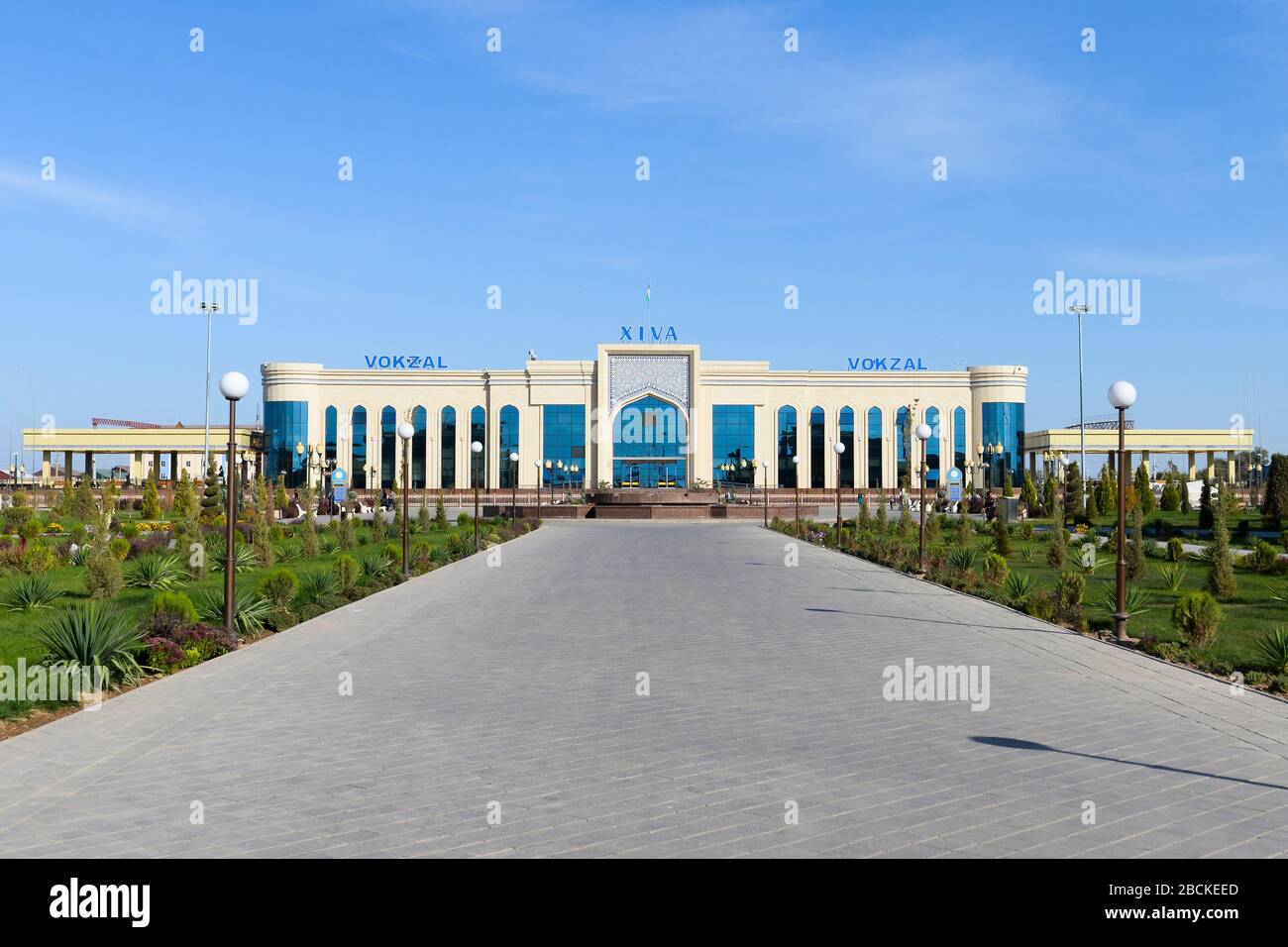 Nuova stazione ferroviaria di Khiva (XIVa Vokzal in Uzbeco). Opzione di trasporto ferroviario recentemente aperta da Tashkent e Bukhara in Uzbekistan. Foto Stock