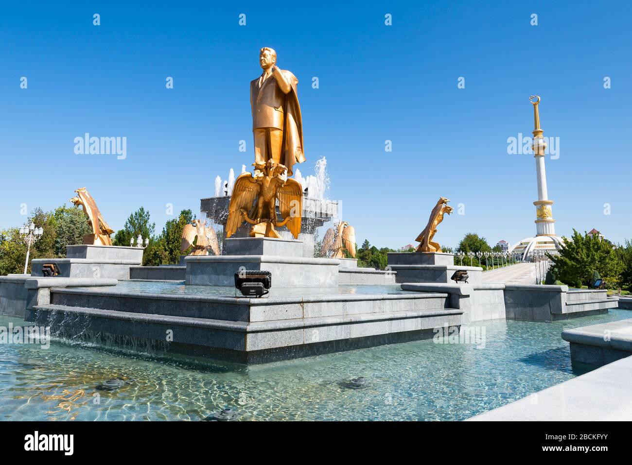 Statua d'oro di Saparmurat Niyazov e Monumento all'Indipendenza ad Ashgabat, Turkmenistan. Primo presidente turkmenbashi, conosciuto anche come Turkmenbashi. Foto Stock