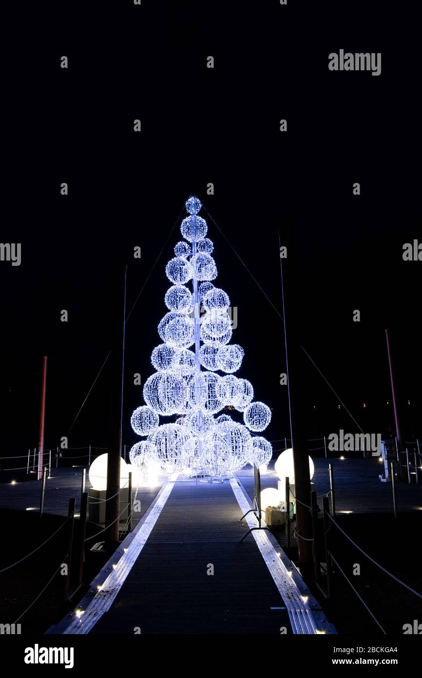 Italia, Trentino, Molveno - 26 gennaio 2019 - un albero di Natale brillante Foto Stock