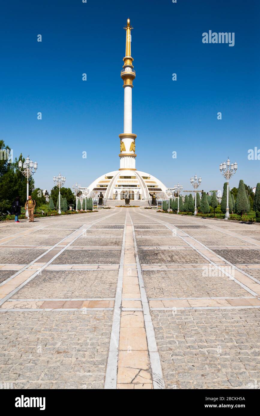 Monumento all'indipendenza ad Ashgabat, Turkmenistan. Situato nel Parco Independence. Torre in cemento in Asia centrale. Foto verticale. Foto Stock