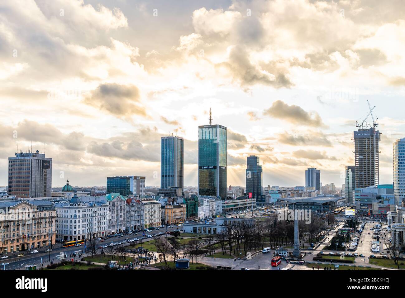 Varsavia, Polonia - 22 gennaio 2020: Antenna ad alto angolo sopra la vista panoramica dello skyline cittadino di Varsavia con la stazione ferroviaria centralna e il cartello Samsung Foto Stock
