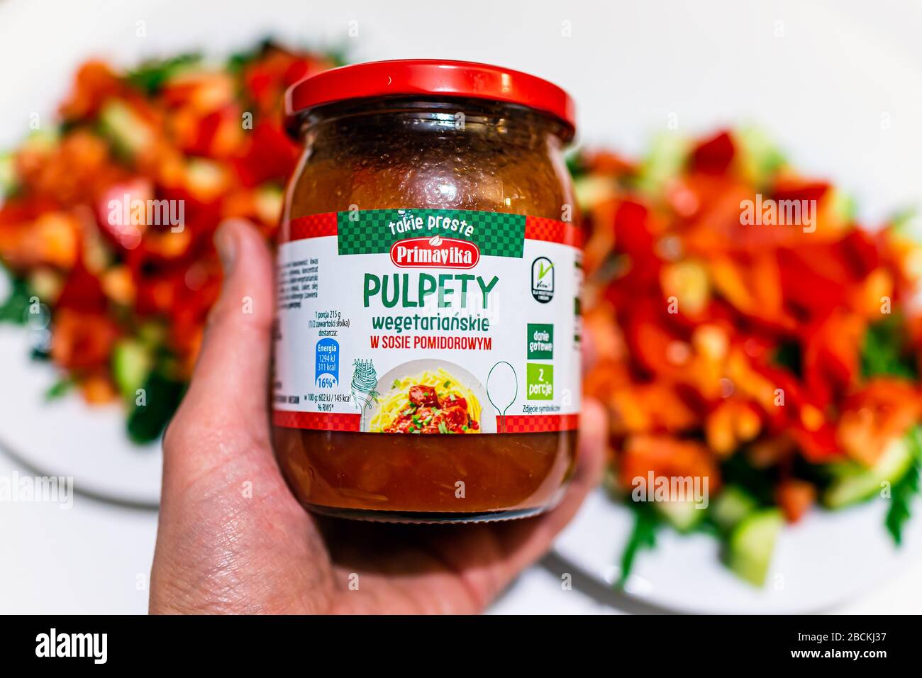 Varsavia, Polonia - 22 gennaio 2020: Primo piano del prodotto locale vegano food Company chiamato pulpety fatto da Primavika con sfondo di insalata Foto Stock