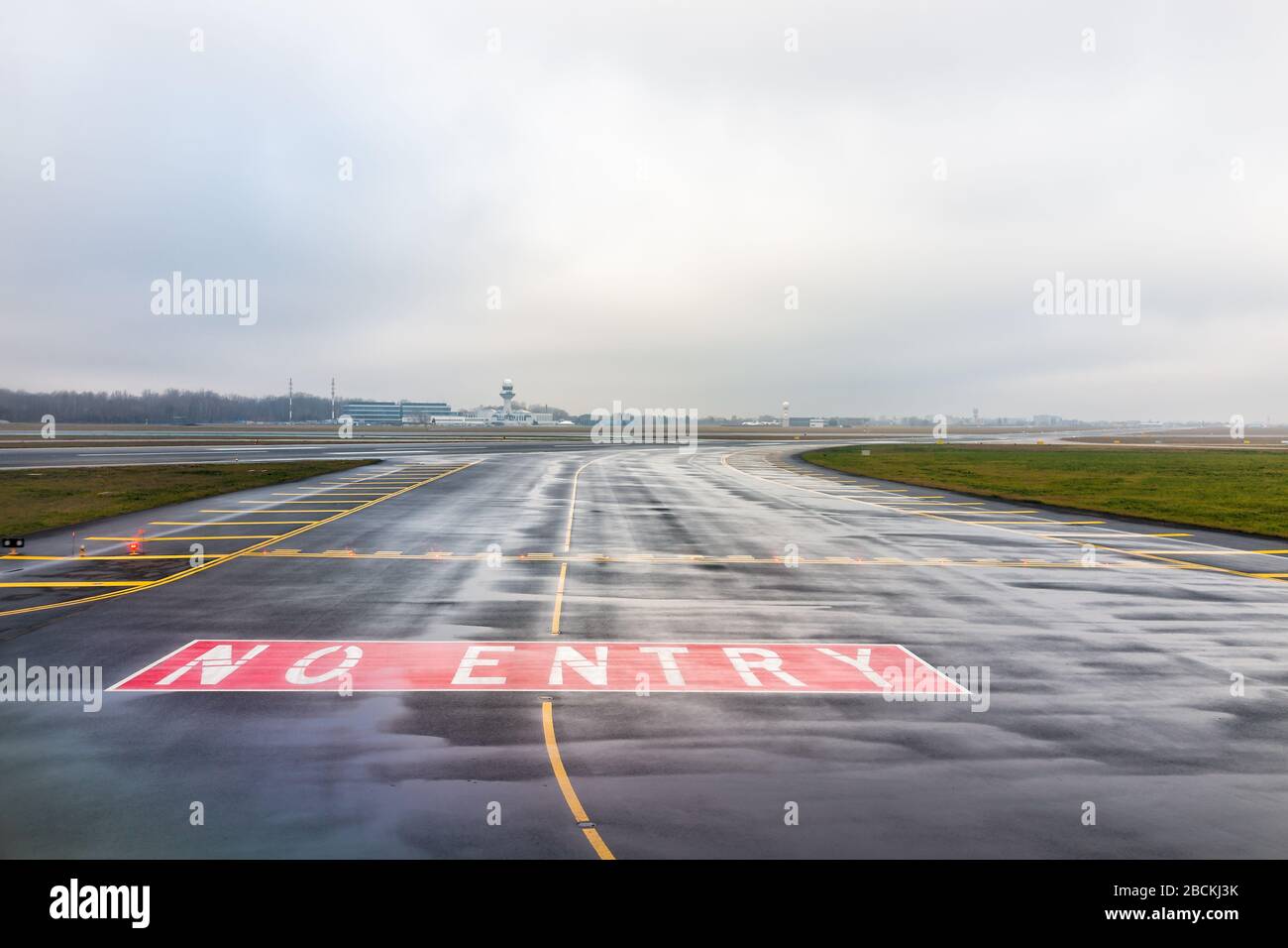 Varsavia, Polonia - 23 gennaio 2020: Pista aeroportuale internazionale Chopin senza cartello d'ingresso per gli aeroplani in una giornata invernale torbida Foto Stock