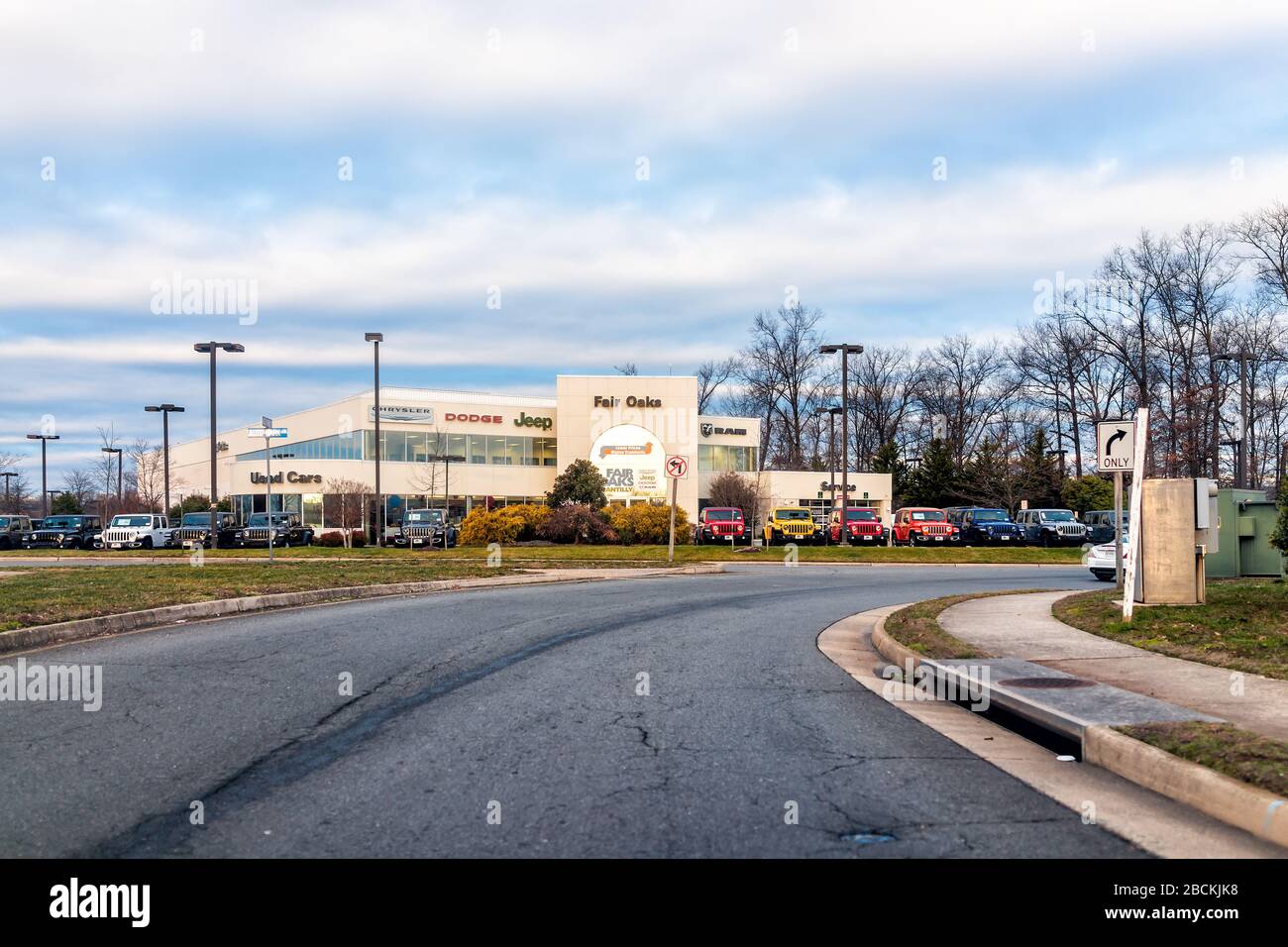 Chantilly, USA - 28 gennaio 2020: Ingresso al parco auto di Chantilly con Jeep, Dodge Fair Oaks concessionaria nella contea di Fairfax, Virginia con strada in inverno Foto Stock Chantilly, USA - 28 gennaio 2020: Ingresso al parco auto di Chantilly con Jeep, Dodge Fair Oaks concessionaria nella contea di Fairfax, Virginia con strada in inverno Foto Stock