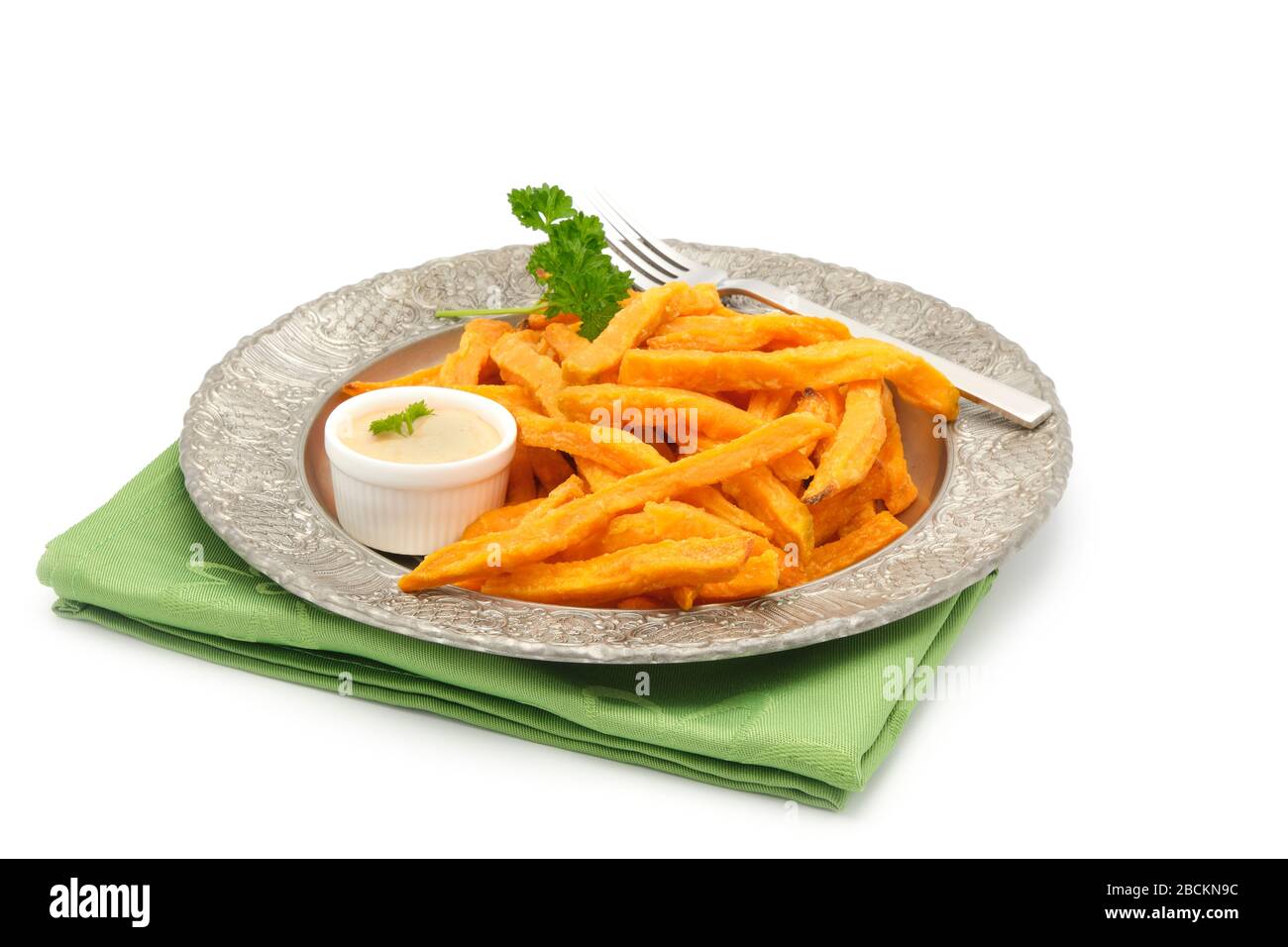 Piatto di patatine fritte dolci appena preparate con un aioli all'aglio fotografato su sfondo bianco con ampio spazio per le copie. Foto Stock