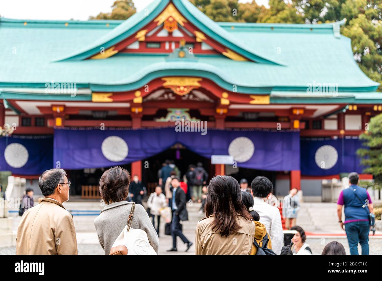 Tokyo, Giappone - 30 marzo 2019: Cortile con persone sulla facciata di ingresso del tempio di Hie santuario con architettura giapponese Foto Stock