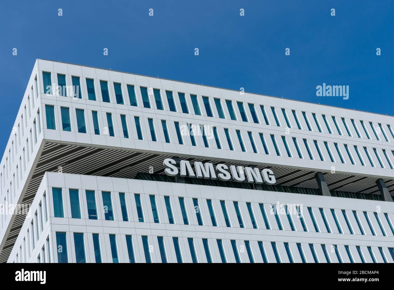 Il logo Samsung viene visualizzato sul conglomerato multinazionale sudcoreano certificato LEED Platinum edificio nella Silicon Valley - San Jose, California, USA - Foto Stock