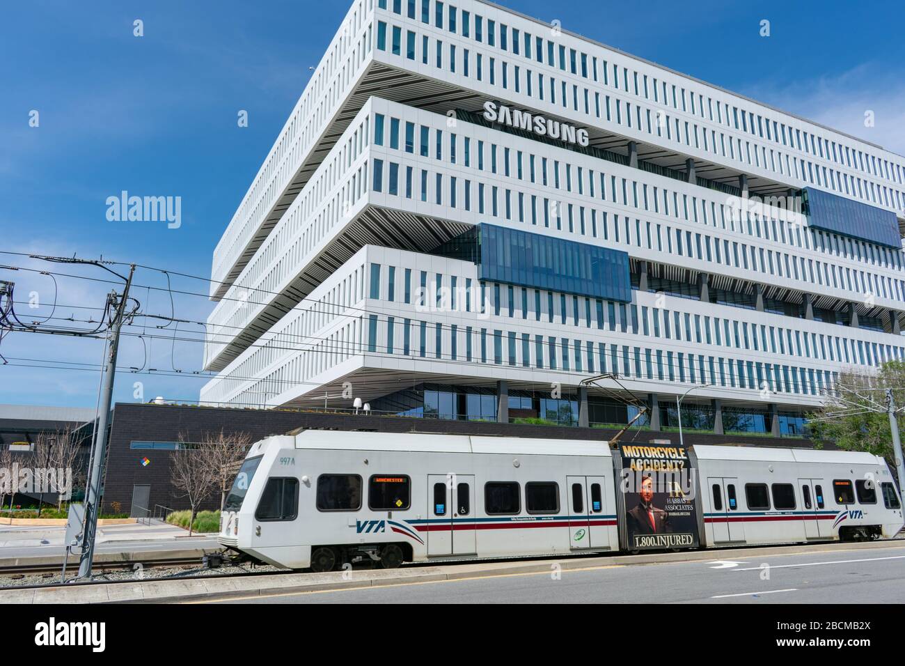 Il tram della ferrovia leggera VTA naviga per le strade della Silicon Valley vicino all'ufficio della compagnia Samsung - San Jose, California, USA - 7 aprile 2019 Foto Stock