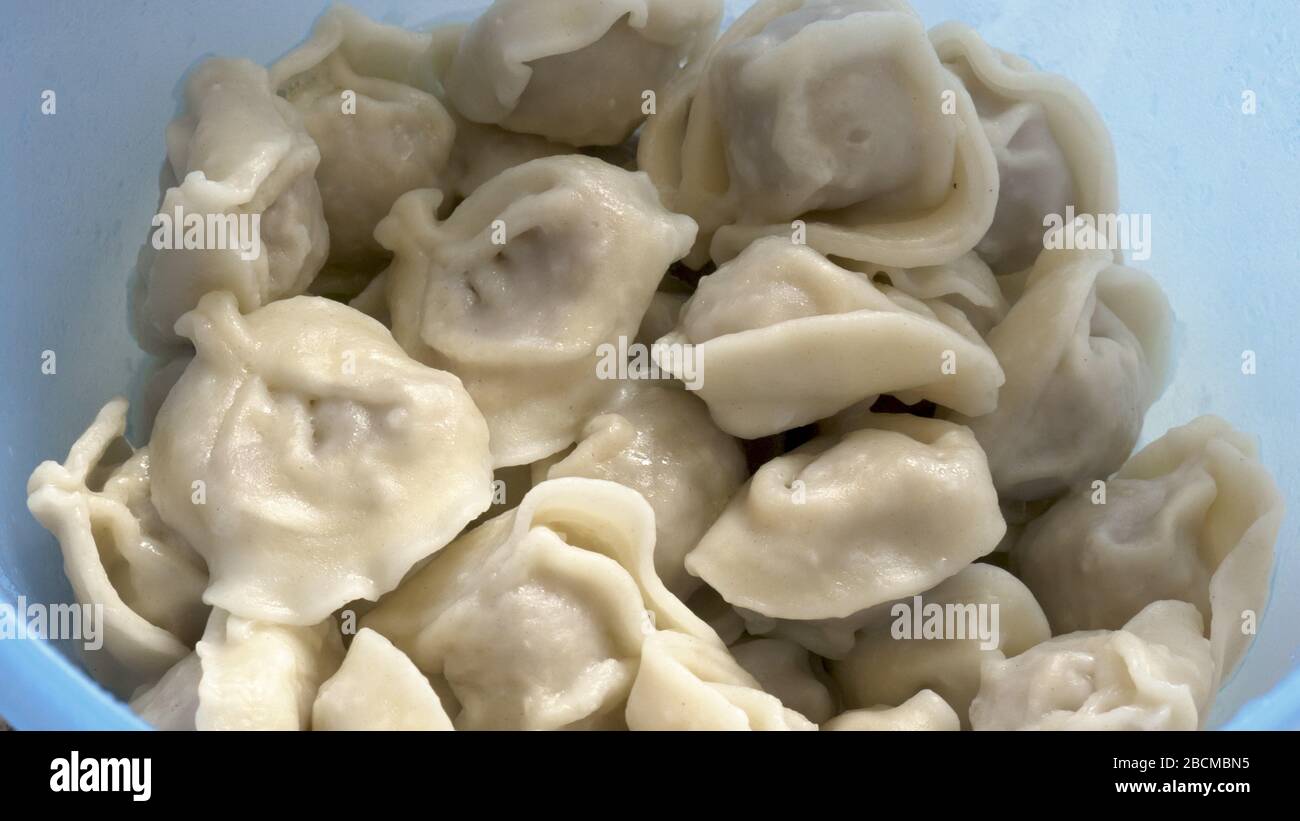 gnocchi di carne cotti in un contenitore di plastica pronto a mangiare Foto Stock