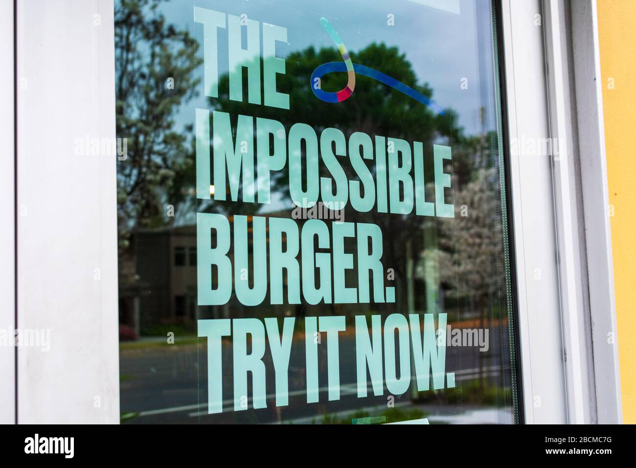 Impossible Burger poster pubblicizza cibo sostitutivo a base di piante senza cibo al fast food Restaurant. L'hamburger vegano fornito da Impossible Foods compan Foto Stock