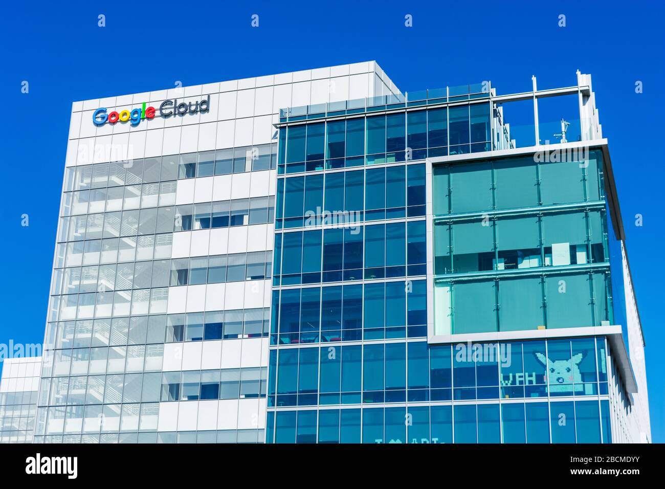 Google Cloud HQ facciata con WFH, lavoro da casa, segno. Google ha detto ai dipendenti di lavorare da casa come precauzione contro la diffusione del coronavirus Foto Stock