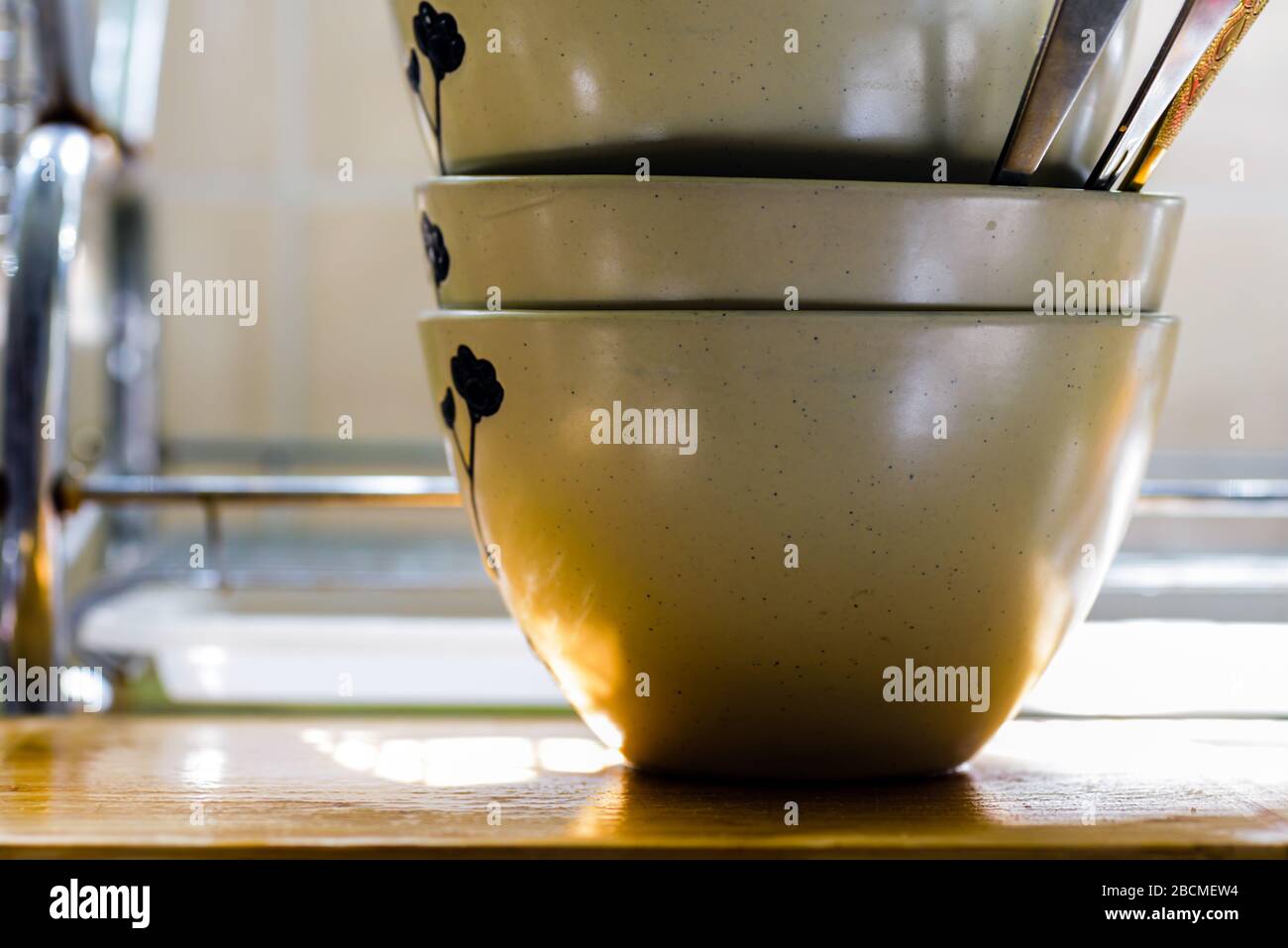 Piatti sporchi accatastati accanto al lavandino nella cucina di casa Foto Stock