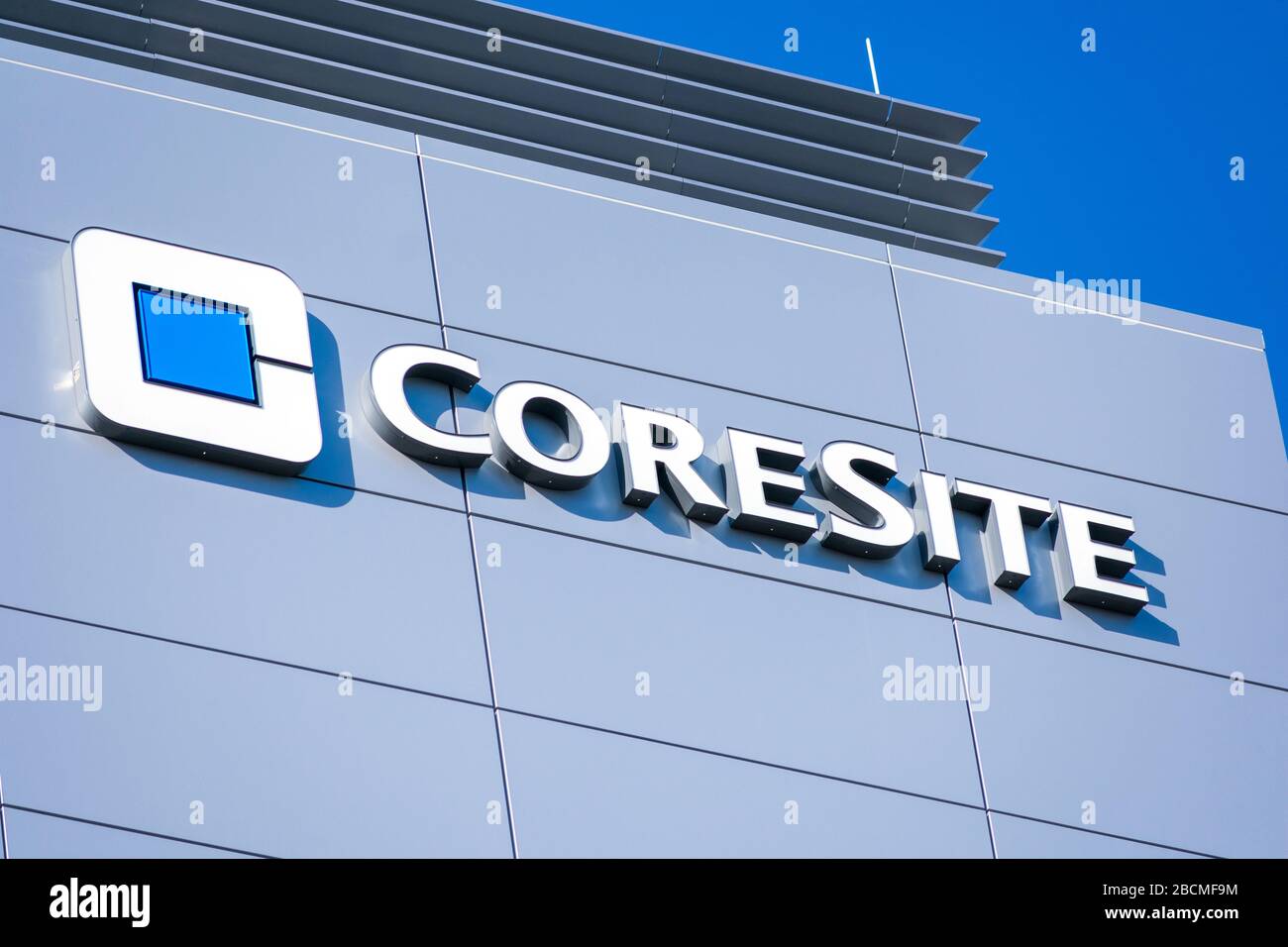 Logo e cartello Coresite in una località della Silicon Valley. CoreSite Realty Corporation investe in data center indipendenti dall'operatore e fornisce la co-locazione an Foto Stock